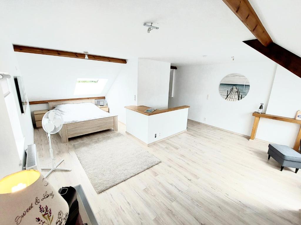 Mont-Saint-GuibertStudio Autonome Mont Saint Guibert的白色的客房配有一张床和一张书桌