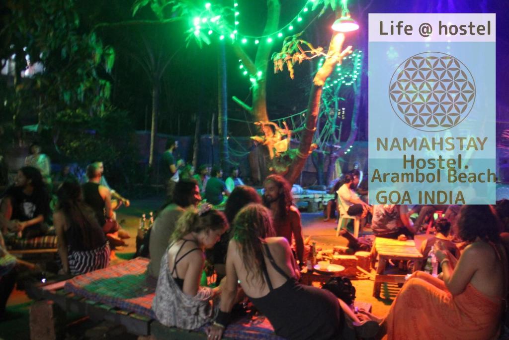 阿姆波尔NamahStay Hostel, Cowork & Artist residency Arambol的一群人坐在聚会的舞台上