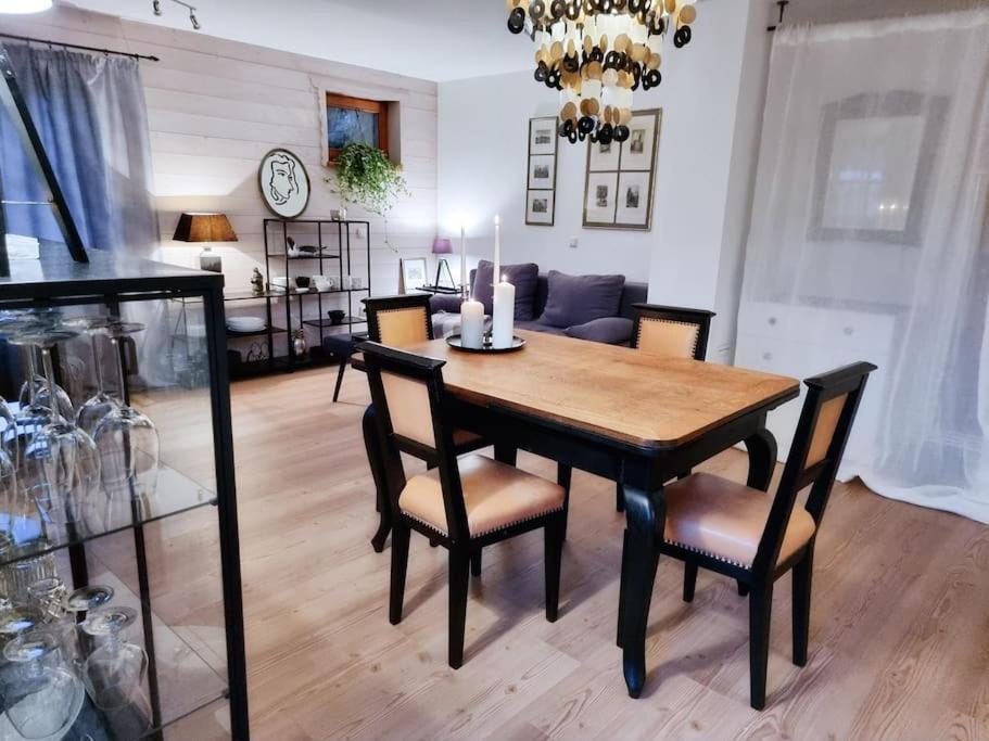 萨默贝格Fritzis Alpenidyll „Sommertraum & Winterromantik”的客厅配有餐桌和椅子
