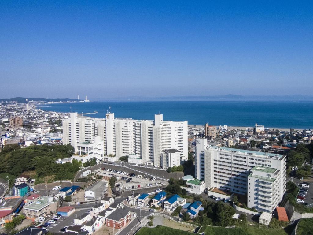 三浦市缪拉玛拉米斯酒店 的城市的空中景观,建筑和海洋
