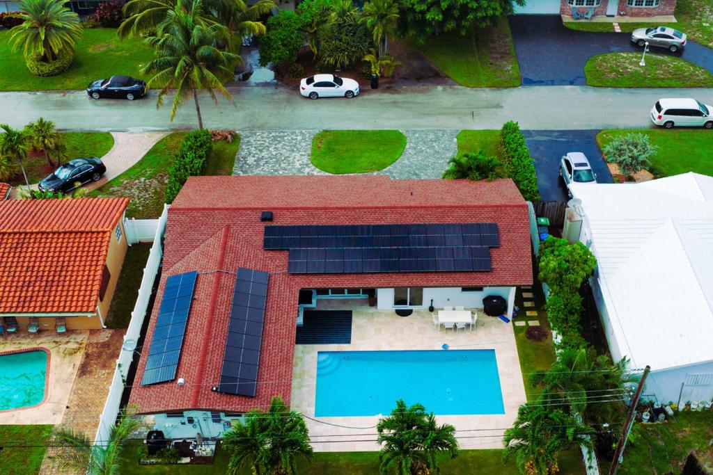 劳德代尔堡Bahama Breeze的享有房子的空中景色,上面设有太阳能电池板