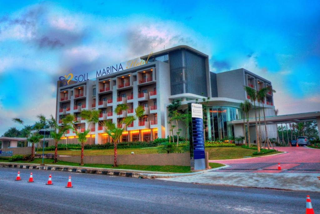 邦加槟港阿斯顿瑟尔滨海酒店及会议中心 - 邦加的前面有橙色的交通锥的酒店