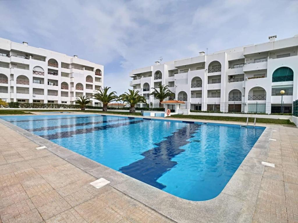珀彻斯O Cantinho do Algarve的大楼前的游泳池