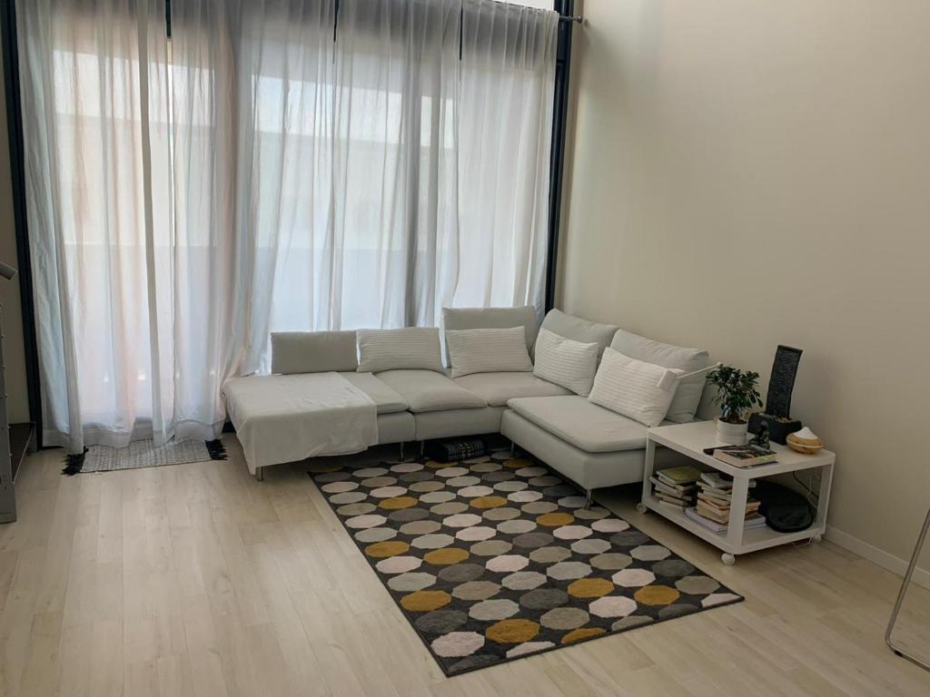 马尼塞斯Manises POLIGONO的带沙发和地毯的客厅