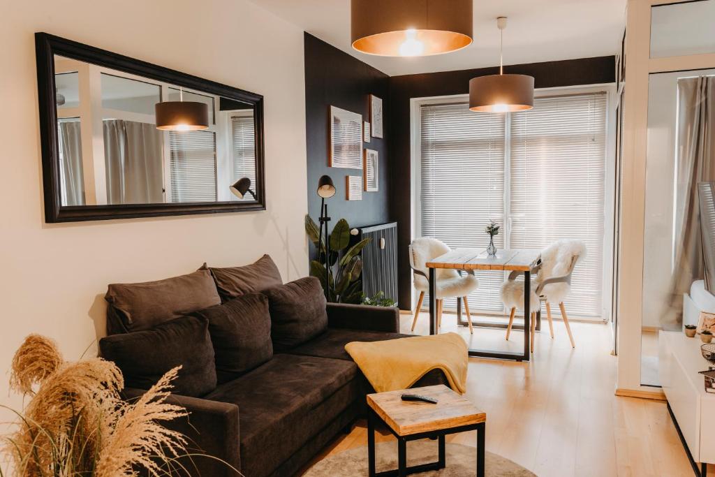 莱比锡Stilvolle, gemütliche Wohnung mitten im ZENTRUM的客厅配有棕色沙发和桌子