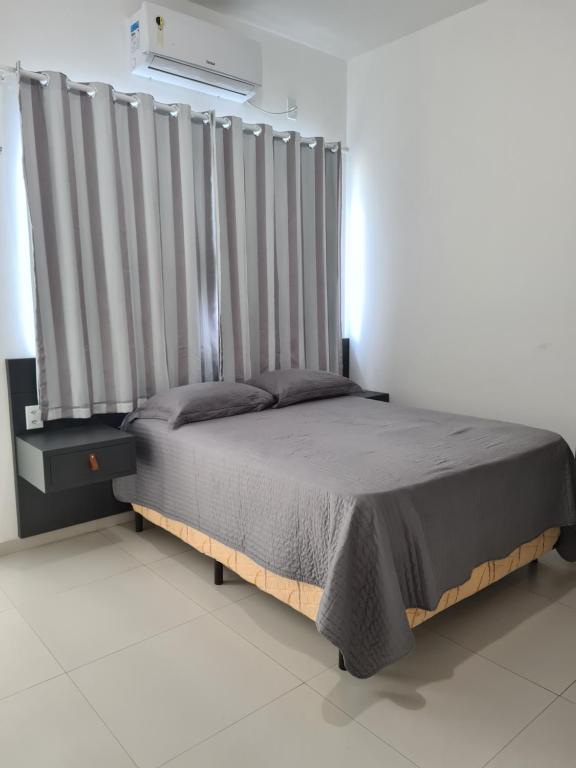 巴雷里尼亚斯Casa 22 Lençóis Maranhenses - Barreirinhas - MA的一间卧室配有一张带灰色窗帘的大床