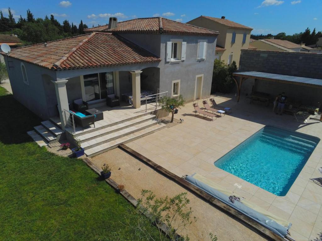MollégèsProche Saint Rémy de Provence的房屋前有游泳池的房子
