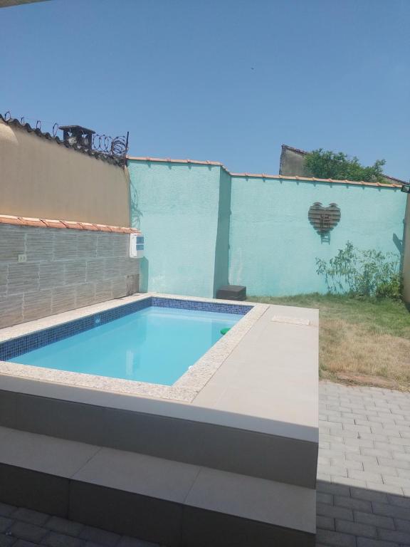 蒙加瓜Casa de Praia com piscina的一座房子后院的游泳池