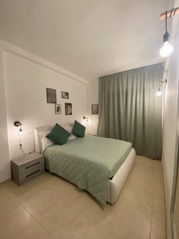夸尔图-圣埃莱娜Civico 107的一间卧室配有一张带绿色棉被的床