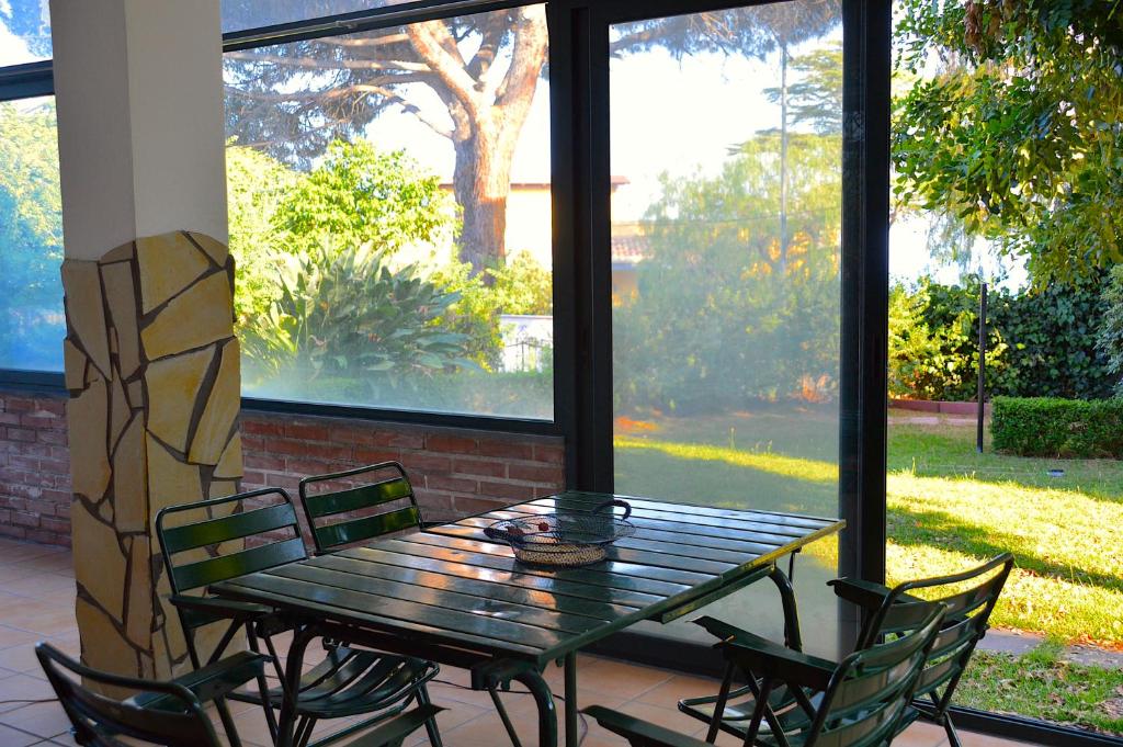 阿茨特雷扎Angelo Delle Aci的窗户前的绿色桌椅