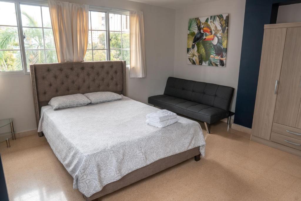 巴拿马城Blu Hostel的一间卧室配有一张床和一把椅子