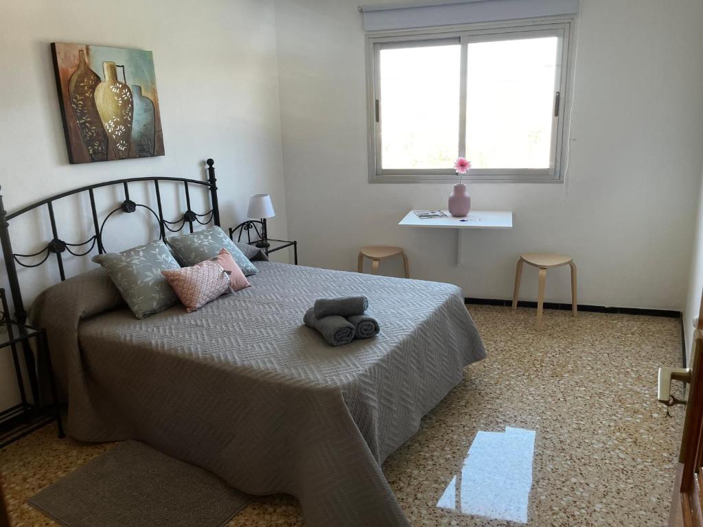 Playa del BurreroSarah Kite II Vv, Room 1的一间卧室,床上有泰迪熊