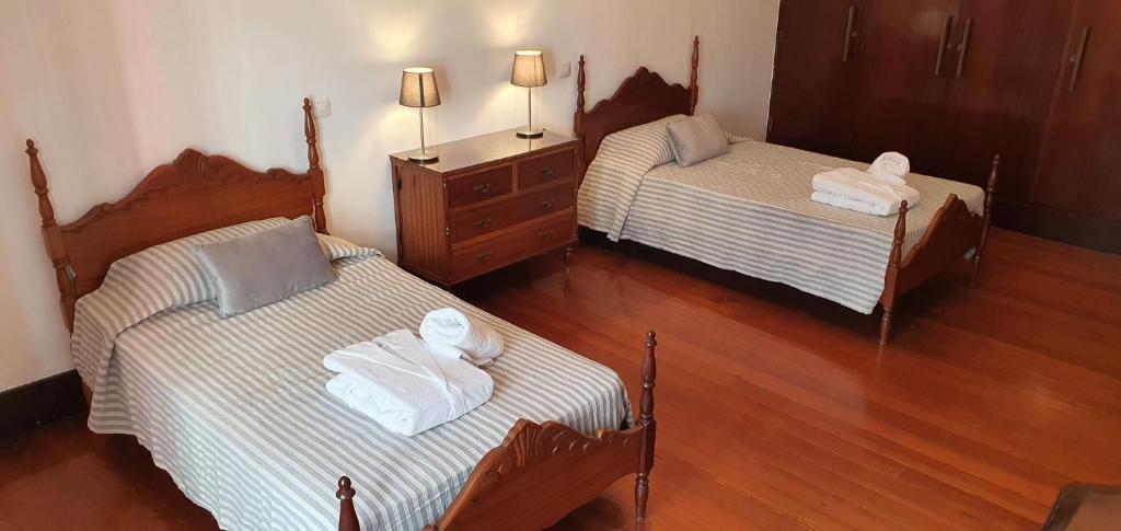 大加那利岛拉斯帕尔马斯Casa Andrea的双床间,铺有木地板