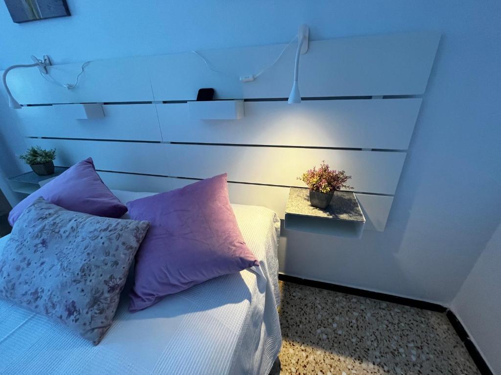 Playa del BurreroSarah Kite II Vv, Room 2的一间卧室配有一张带紫色枕头的床