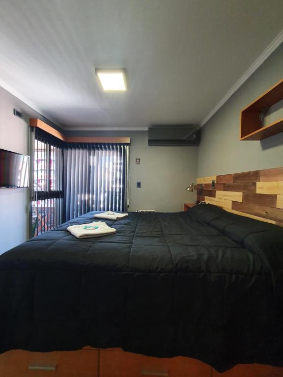 科尔多瓦LOCADOR Nueva Cordoba 10A的一间卧室设有一张大床和一个窗户。