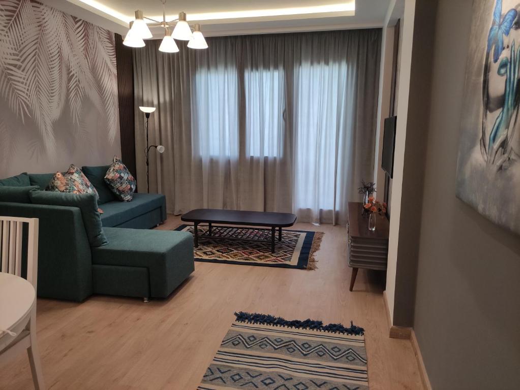 Sheikh ZayedLuxury Stay的客厅配有沙发和桌子