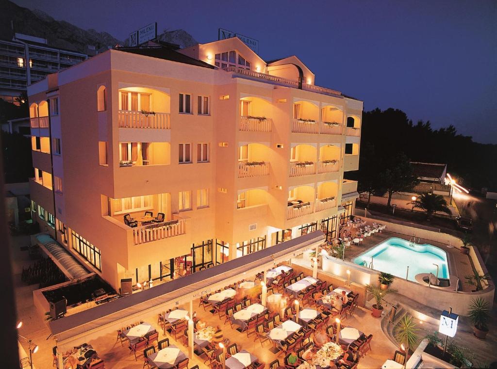 巴什卡沃达米兰尼奇公寓旅社的享有酒店空中美景,设有游泳池