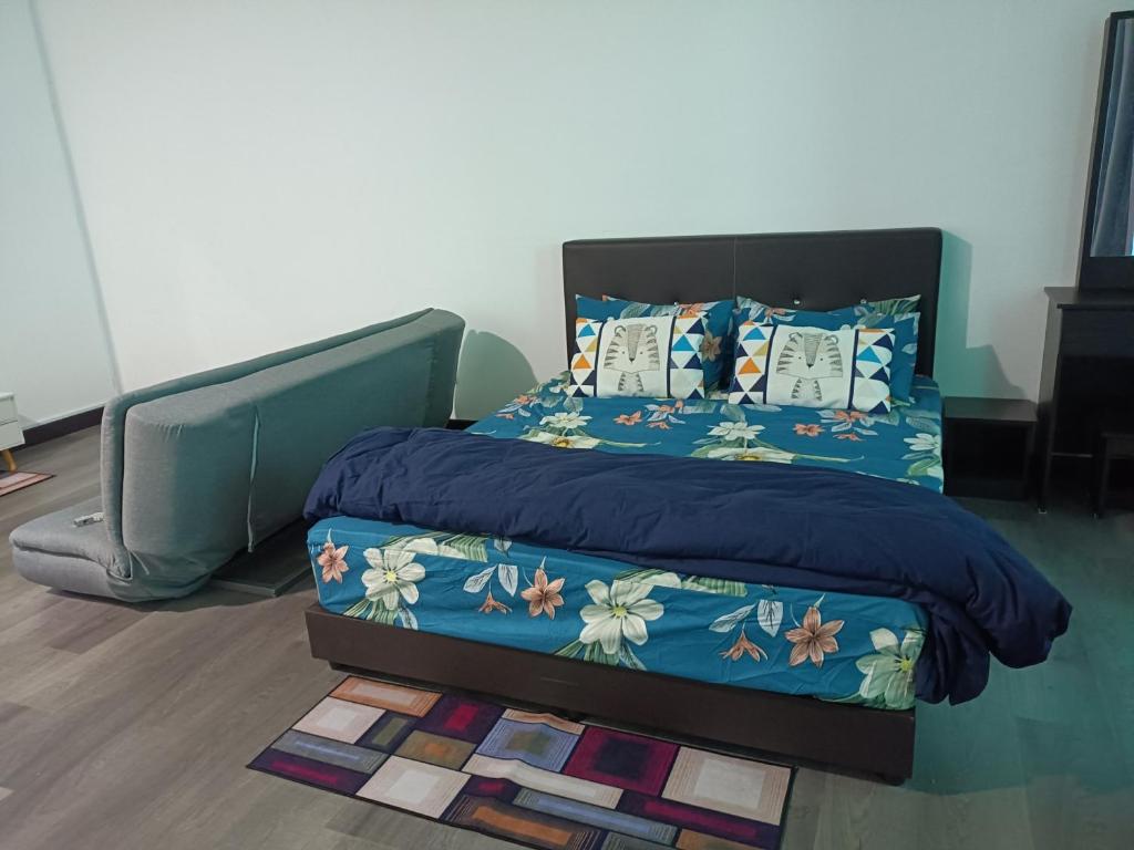 加影MyHOMESTAY 2 @ Vista Bangi的一张带蓝色被子和枕头的床