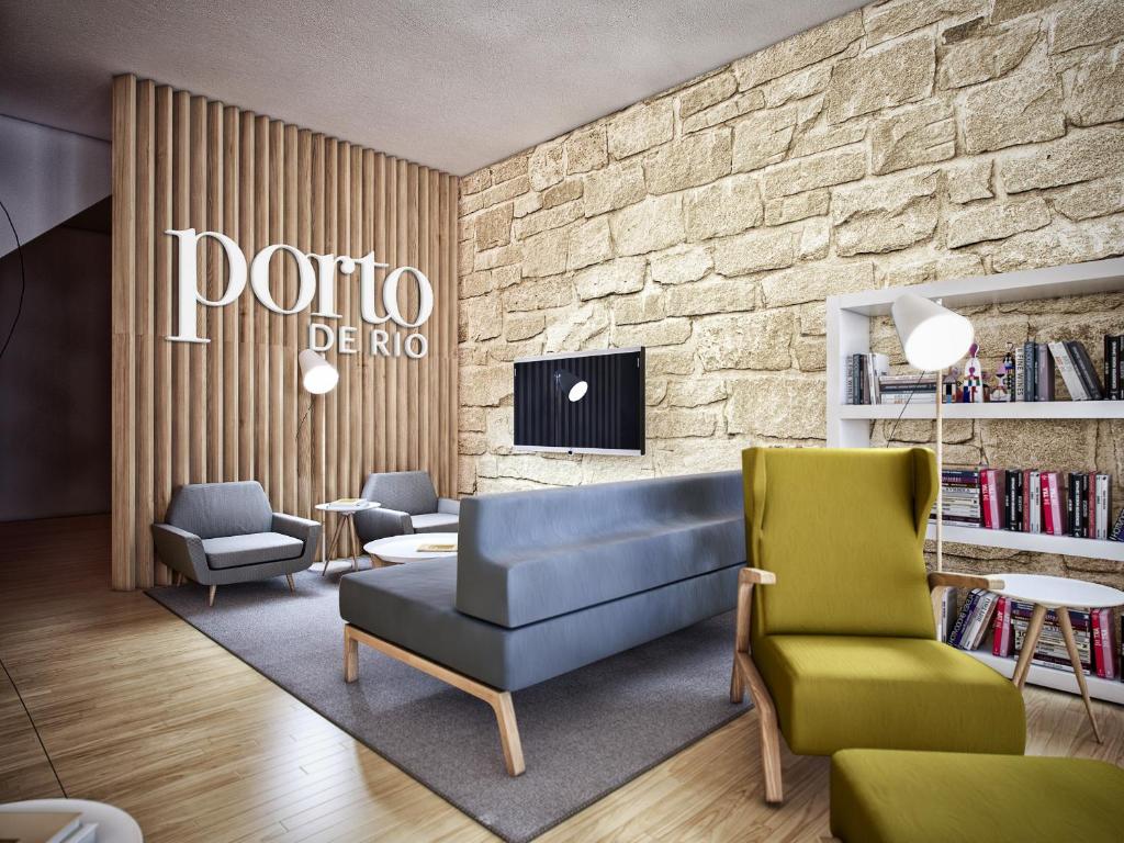 波尔图GuestReady - Porto de Rio 3.2的客厅配有蓝色的沙发和两把椅子