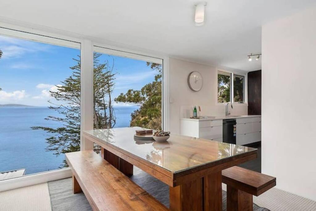 霍巴特Hidden Bay Retreat-5 Bed- 15min to Hobart的一个带桌子并享有海景的厨房