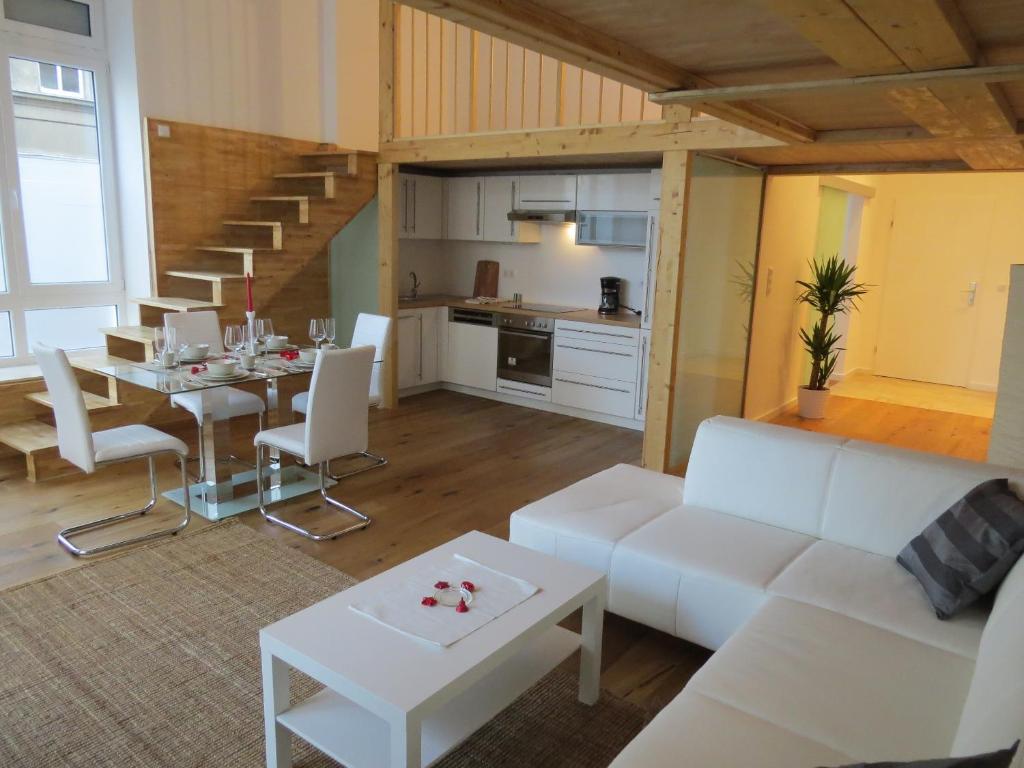 维也纳亚尔塞尔街公寓的客厅配有白色的沙发和桌子