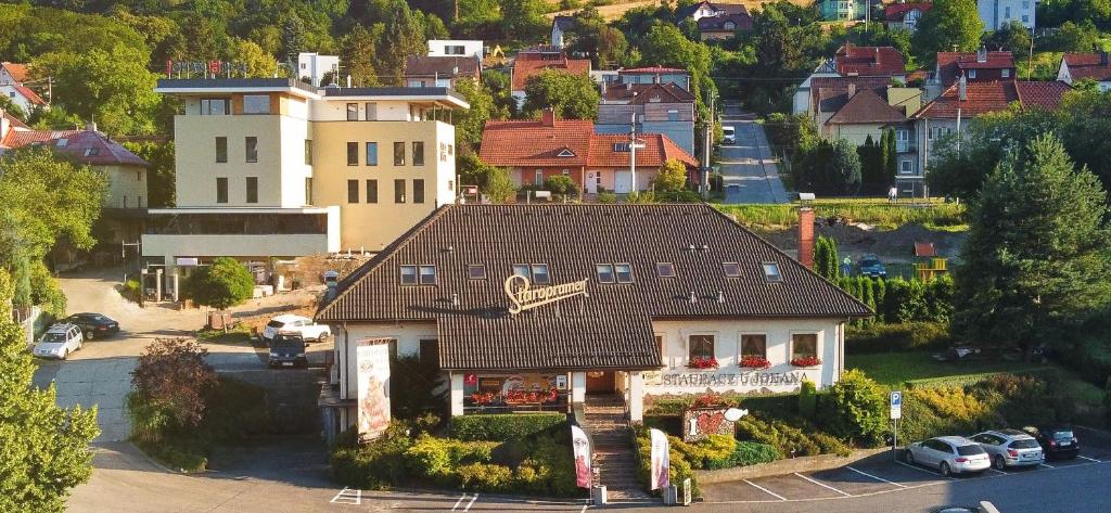 兹林乌约翰娜膳食公寓&餐厅的城市中一座棕色屋顶的房子