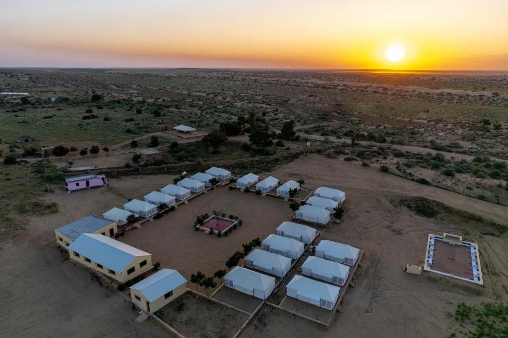 斋沙默尔Rajwada Desert Camp的沙漠中一组帐篷的空中景观