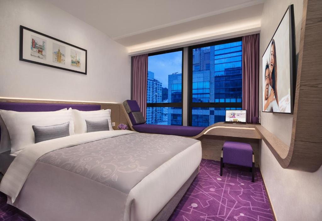 香港香港紫亭的一间卧室设有一张大床和一个大窗户