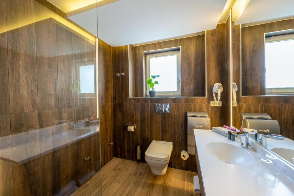 柏林柏林克拉斯科酒店的一间带卫生间和水槽的浴室