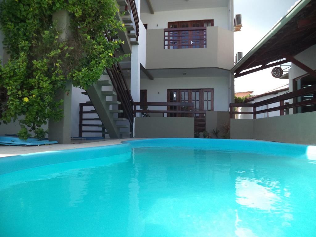 巴伊亚达特莱桑普萨达娜贝拉多玛尔酒店的房屋前的游泳池