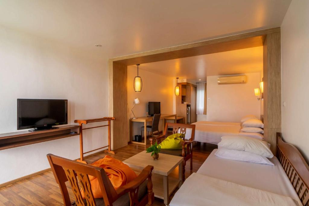 卡伦海滩Best Western Phuket Ocean Resort的一间酒店客房,设有两张床和电视