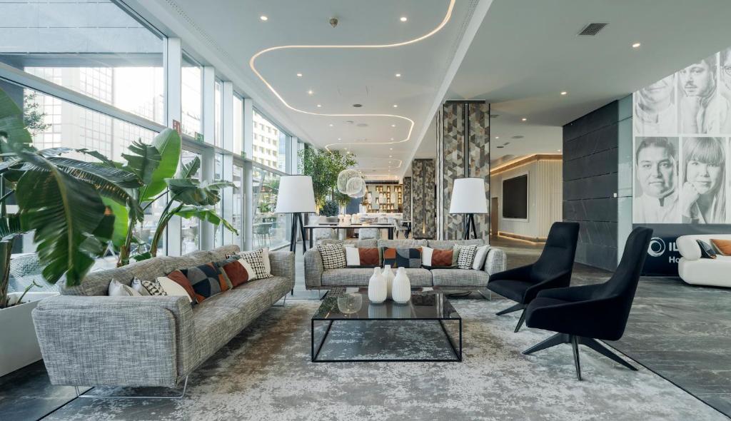 马德里伊鲁尼阿垂姆康福特尔酒店的带沙发、椅子和桌子的客厅