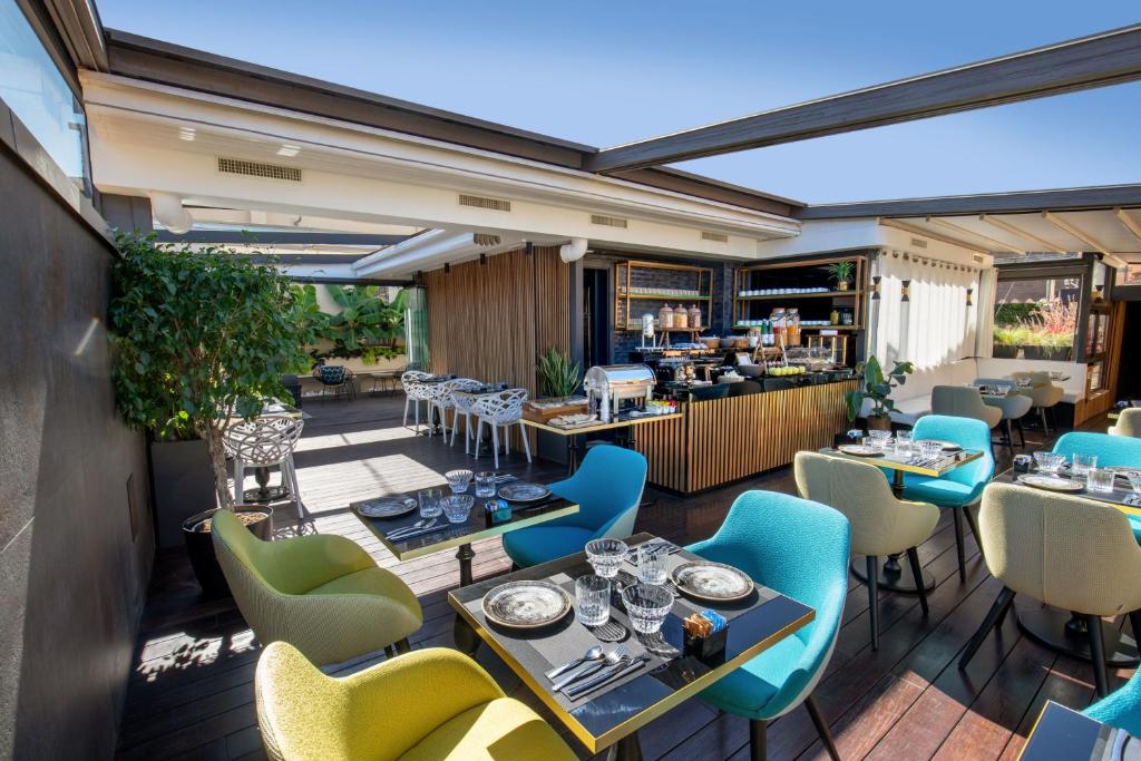 罗马代尔科索酒店的一间带桌椅的餐厅和一间酒吧