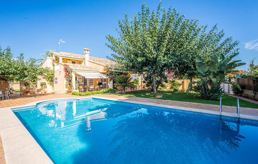 瓦伦西亚Agradable Villa junto al mar con piscina的房屋前的游泳池