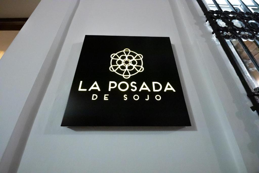 科尔多瓦La Posada De Sojo的桌子上的一个索诺标牌