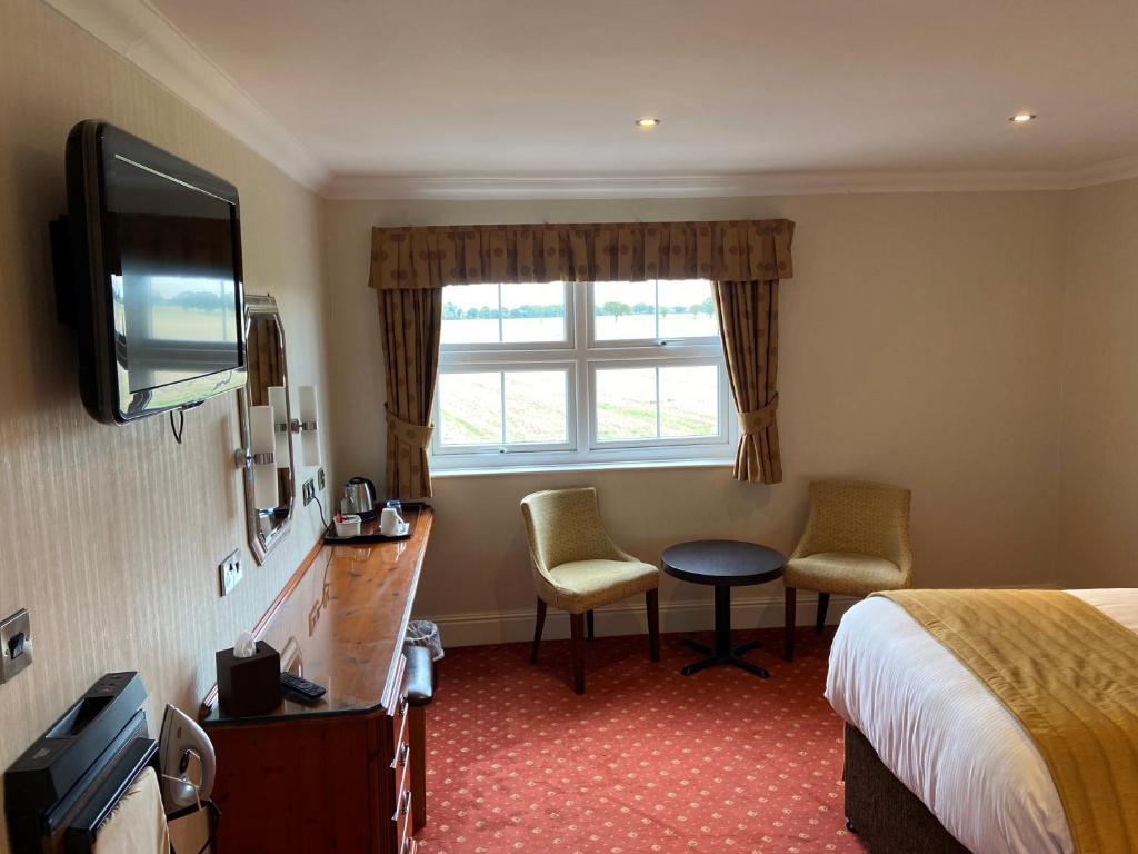 WressellLoftsome Bridge Hotel的酒店客房,配有床和电视