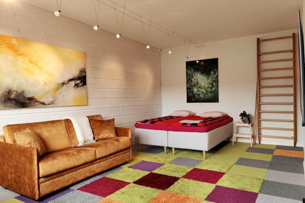 坦佩雷Lovely 7th floor studio full of color, enjoy!的客厅配有床和沙发