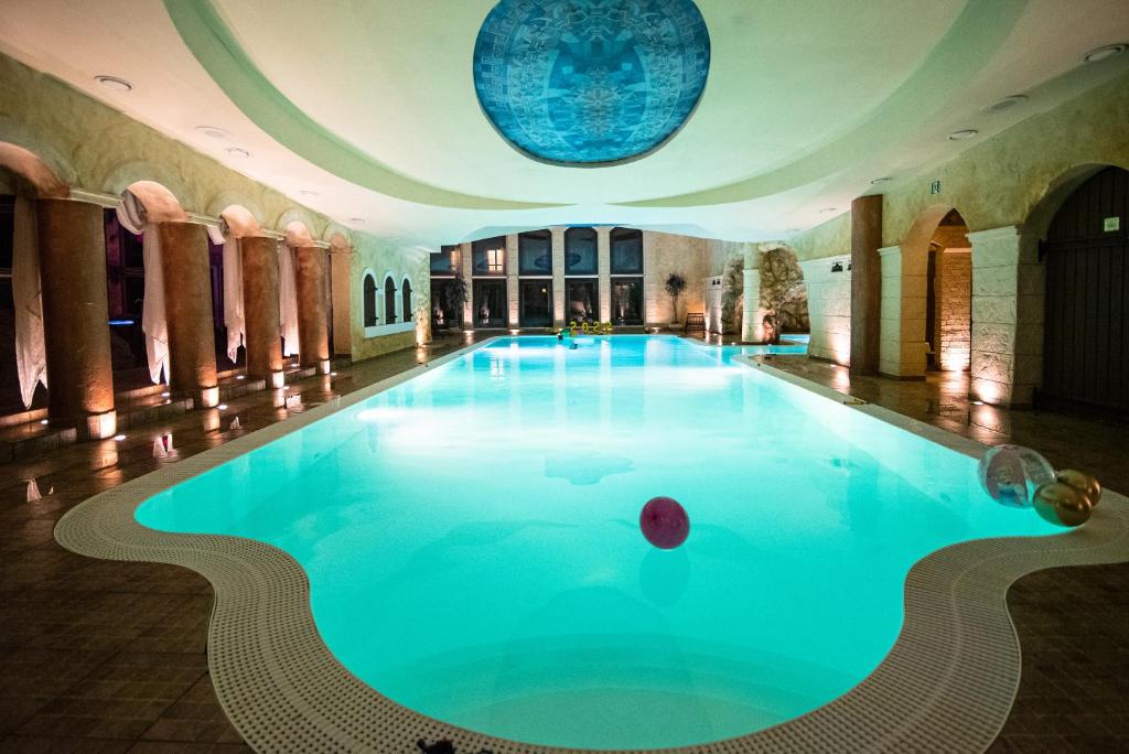 Kromerowo亚泽东方SPA&康体酒店的一座带天花板的大型游泳池