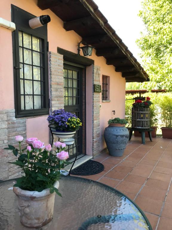 蒂沃利Villa Adriana House - alloggio turistico ID 18021的种满鲜花的庭院和房子