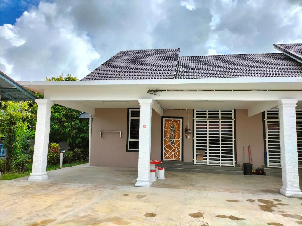 哥打巴鲁Wipah Guest House in Kampung Lundang, Kota Bharu的小屋前方设有天井