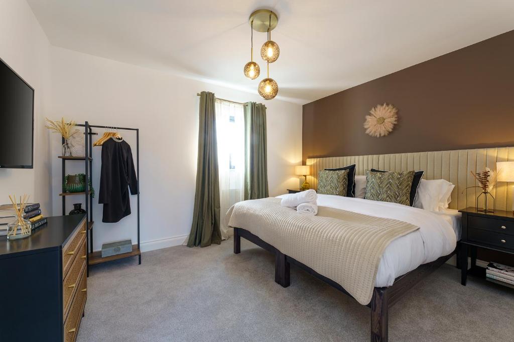 布里斯托Alba - 2 Bedroom Luxury Apartment by Mint Stays的一间卧室配有一张大床和电视