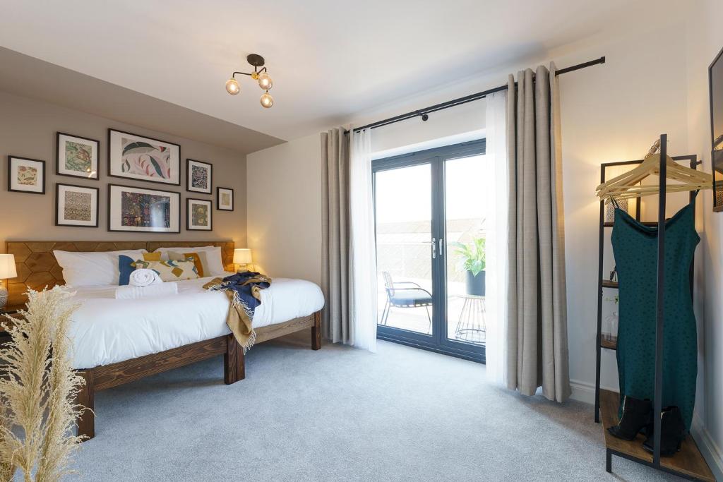 布里斯托Honeysuckle - 1 Bedroom Luxury Apartment by Mint Stays的一间卧室设有一张床和一个滑动玻璃门