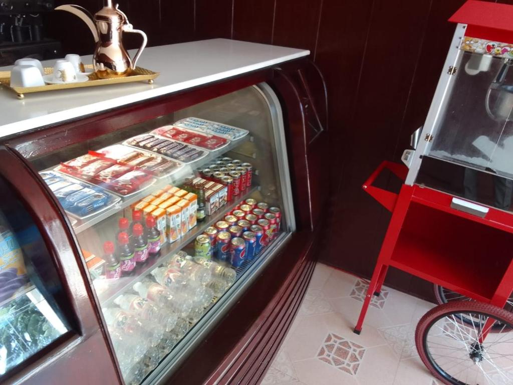 阿哈达Al Muhaidb Al Taif Hotel的装满大量苏打水和饮料的冰箱
