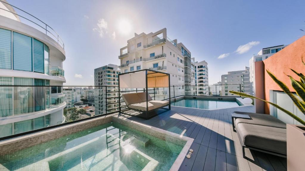 圣多明各Fully Serviced Apartment at Regatta Living II - 6C的大楼顶部带游泳池的阳台