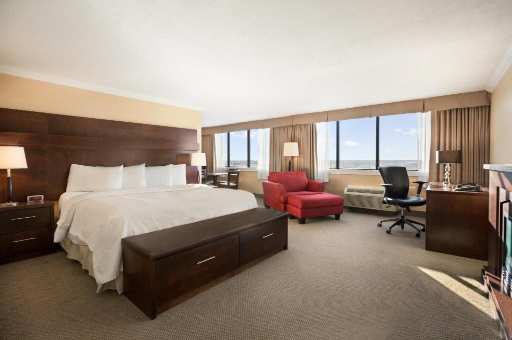 蒂明斯蒂明斯参议员酒店及会议中心的酒店客房配有一张床、一张桌子和一把椅子。