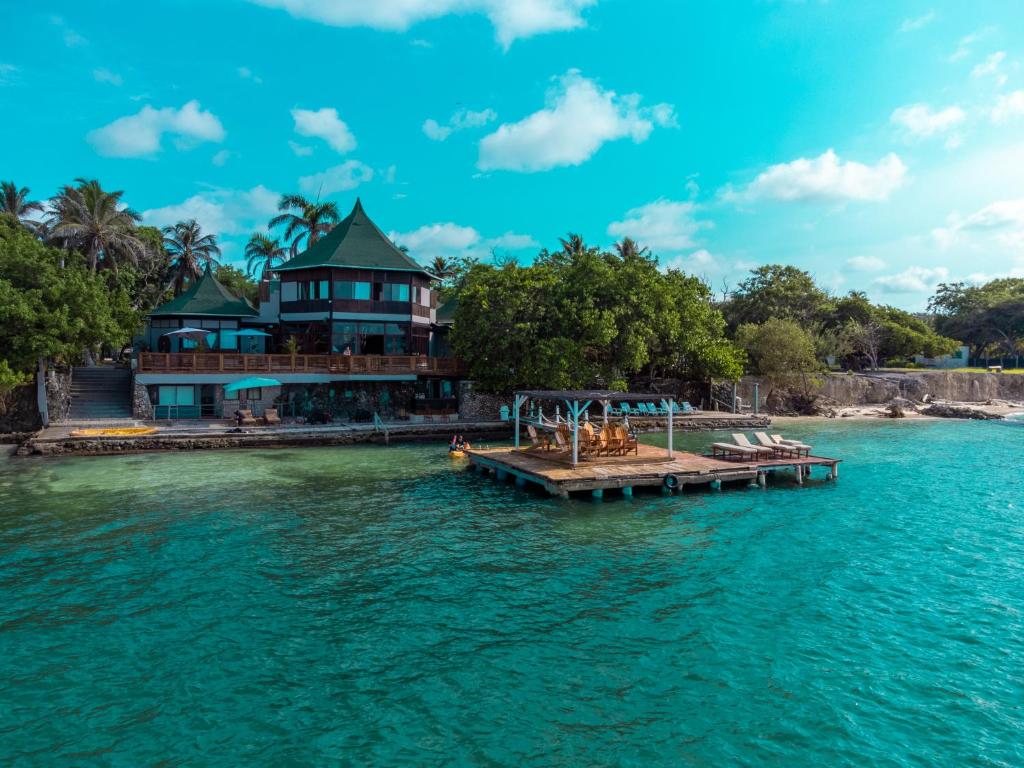 格兰德岛Rosario EcoHotel的水面上的房子