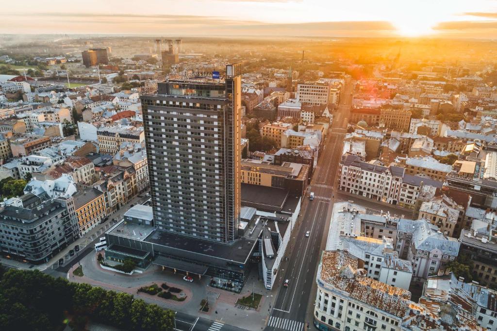 里加拉脱维亚里加丽笙会议水疗酒店的城市空中景观,高楼