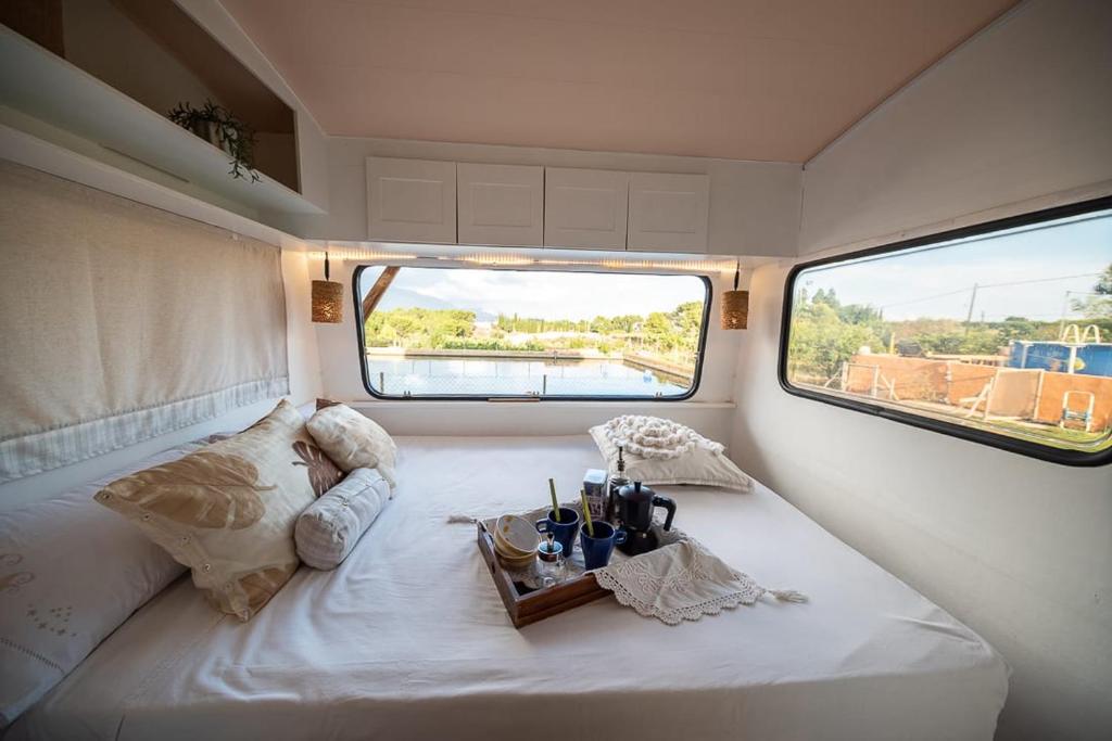 拉努西亚Caravana- Glamping Casa tortuga的小房间设有床和窗户
