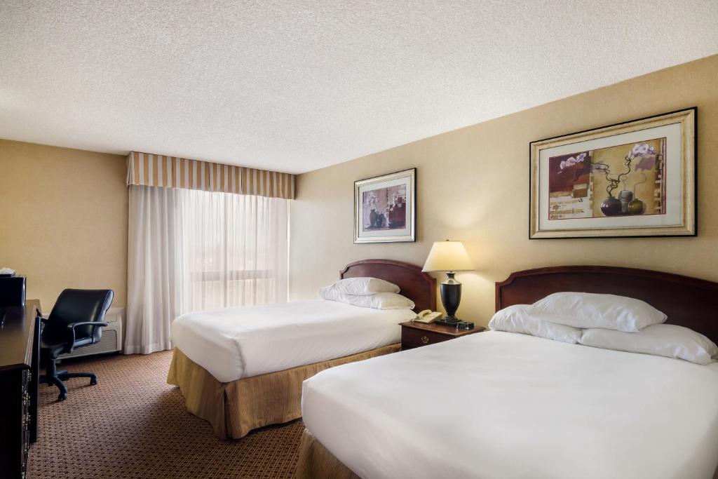 夏延夏恩红狮酒店的酒店客房配有两张床和一张书桌
