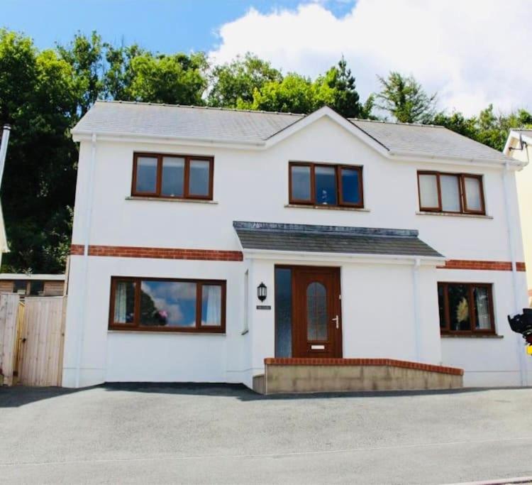 LlanstadwellTide Cleddau impressive detached 4 bedroom home - Llanreath的白色的黑窗房子